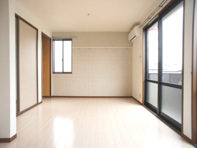 【居間・リビング】 | ラフォーレ・アップルD | 快適に過ごせるエアコンが付いています♪