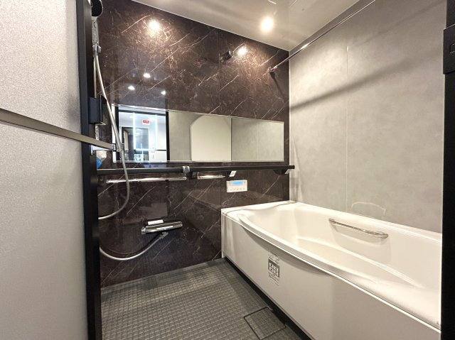 ブリリアタワー東京の浴室|【お風呂】
足を伸ばせる浴槽＆ワンタッチでお湯張や追焚が出来るオートバスで1日の疲れも快適にリフレッシュ。雨のお洗濯に威力を発揮する浴室換気乾燥機付き。