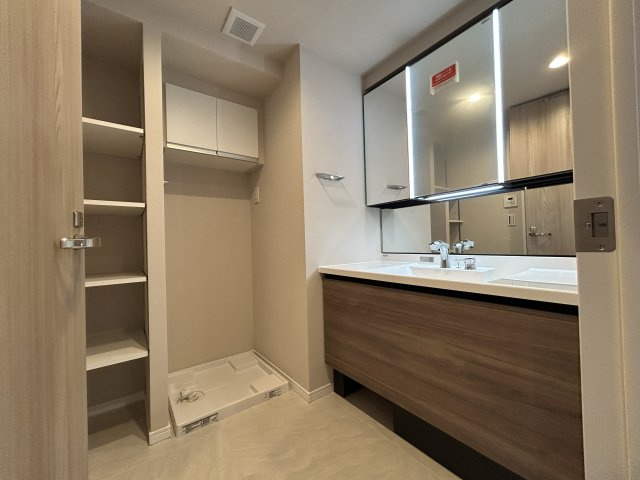 ブリリアタワー東京のその他|【パウダールーム】
三面鏡タイプの洗面化粧台を採用し、キャビネット収納はぎっしり色々な物を収納でき下部収納もございます。シャワーヘッドタイプを採用しておりますのでお掃除など楽々できます。
