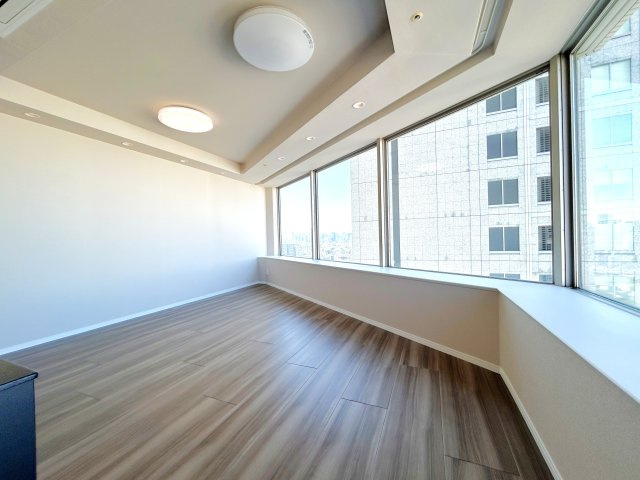 ブリリアタワー東京のその他|～Ｌiving room～
優しくリビングに注ぐ日差しはまるで「陽だまり」の様な暖かさ。高い断熱性は床暖房やエアコンを使いすぎず快適な居住空間を創造しています。