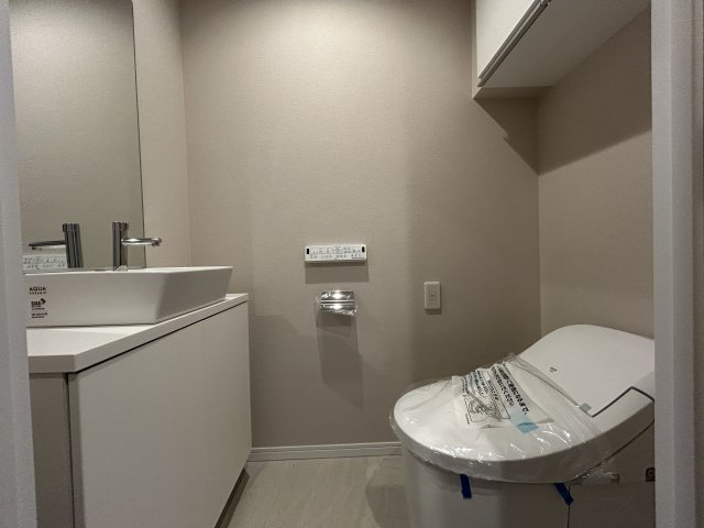 ブリリアタワー東京のトイレ|十分なスペースを確保したトイレ。
収納もございますのでシンプルな空間を保てます。