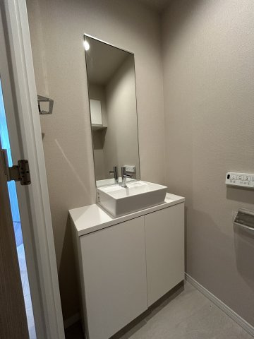 ブリリアタワー東京のトイレ|トイレの中には独立した手洗いがあり、又、鏡はちょっとした身だしなみチェックに活躍しそうですね。