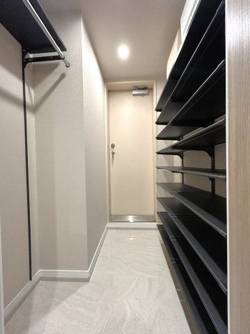 ブリリアタワー東京の玄関|玄関横に設置されたシューズインクローゼット。高さの調節もでき、お好きなサイズの靴はもちろん、傘やレインコート、ゴルフバック等も収納できるので、スッキリとした玄関が実現できます。