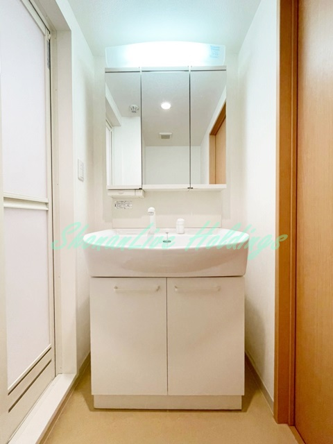 横浜市戸塚区戸塚町の賃貸マンションの洗面所|明るい洗面所です