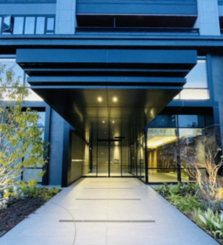  | 【エントランスアプローチ】風合い豊かな石貼りの柱が、フォーマルな雰囲気を演出。夜はライトアップ！