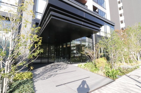  | 【エントランスアプローチ】堂々とした大きな庇が印象的。洗練された都会らしいエントランス外観です！