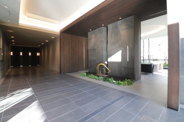 【エントランス】 | 【エントランスホール】落ち着いたエントランスホールです。横にラウンジもあり、待ち合わせにも最適です。