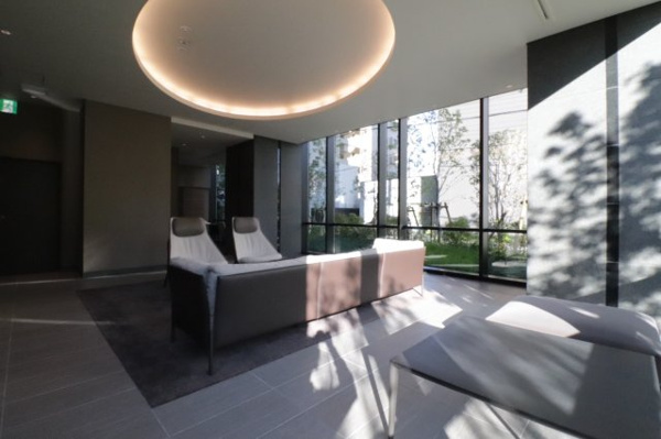 【ロビー】 | 【ラウンジ】ガラス張りの開放的な空間に、落ち着きのあるおしゃれなインテリアが配されています。