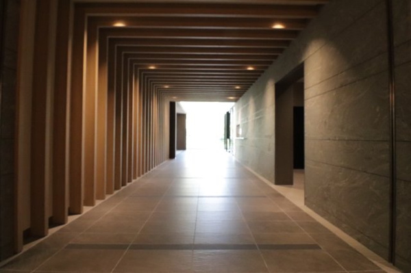 【その他共用部分】 | 【共用廊下】エントランスホール付近です。自然を感じられるマテリアルで構成された、上品な空間デザイン。