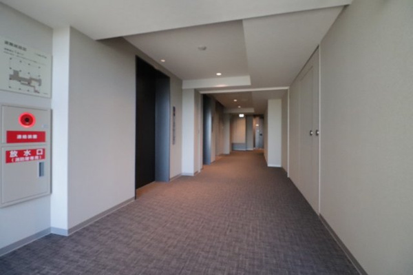 【その他共用部分】 | 【エレベーターホール】グレード感溢れるカーペット敷き。共用部分はホテルのような内装です！