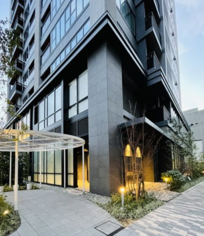 【周辺】 | 【周辺】敷地をぐるりと取り囲むように配した樹木と四季折々の花々の表情が楽しめます。