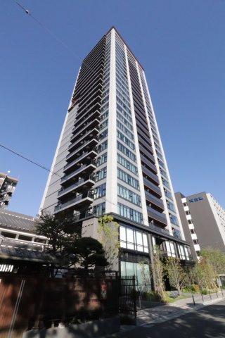 【外観】 | 【外観】垂直性を強調したファサードです。暖色系のアクセントカラーであたたかみのある雰囲気を演出！