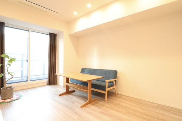 【居間・リビング】 | 【リビングダイニング】約14.8帖！床暖房完備で冬でも足元あたたかいです！