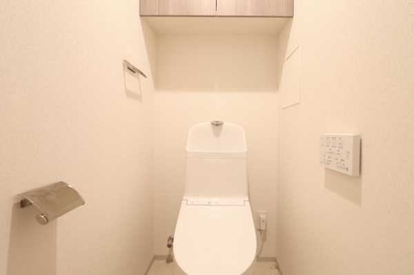 【トイレ】 | 【トイレ】清潔感漂う、白を基調としたトイレ！温水洗浄便座で365日快適！