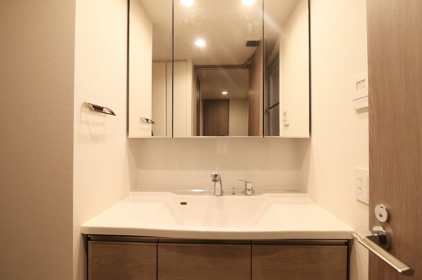 【独立洗面台】 | 【独立洗面台】鏡の裏や、下部にも収納スペースありで利便性も◎