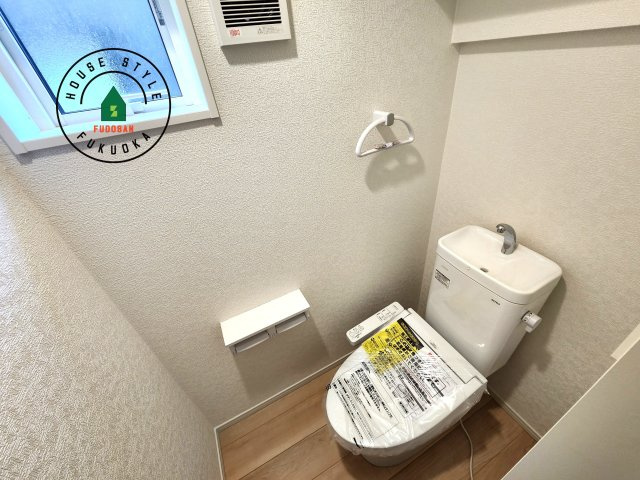 大野城市下大利3丁目第3-3棟（1号棟）のトイレ|トイレ・ウォシュレット付。快適で衛生的な洗浄機能付温水シャワートイレです。収納や手すりもついてます。