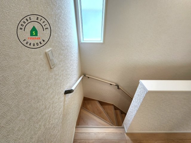 大野城市下大利3丁目第3-3棟（1号棟）の内装|＜手すり付階段＞手すりがないと階段の昇り降りで危険なことはもちろん、壁に手をつきながら歩くことで壁紙が汚れやすくなります。すべての方に快適に昇り降りしていただくため、手すりを設置しました。