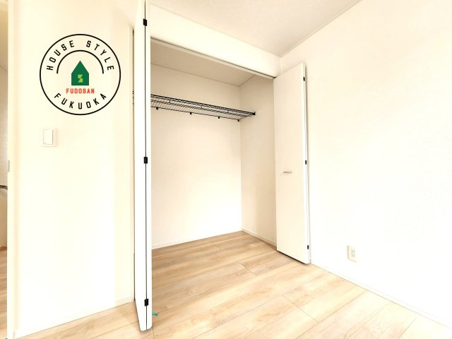 大野城市下大利3丁目第3-3棟（1号棟）の収納|壁面クローゼットのメリットは、衣類が横一列に並ぶためひと目で洋服が選びやすいこと。衣類をたくさんお持ちの方も、限られたスペース内に無理なく収納することができます。