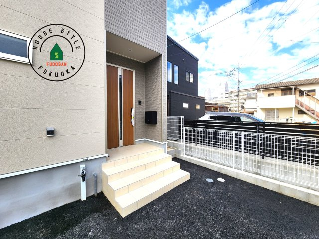 大野城市下大利3丁目第3-3棟（1号棟）の玄関|地盤調査済 / 玄関へ向かうまでのアプローチに漂う上質が期待感をもたせます。玄関は建物の顔。落着きを醸し出した自己主張が心に訴えてきます。