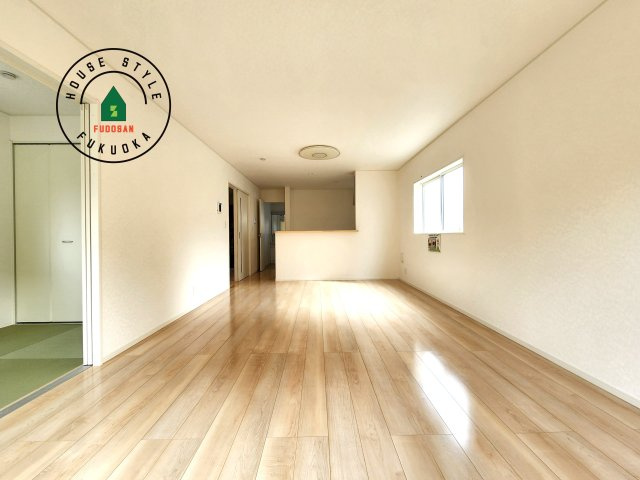 大野城市下大利3丁目第3-3棟（1号棟）の居間・リビング|キッチンからリビングをしっかり確認できます。家族の笑顔があふれる空間になりそうですね。