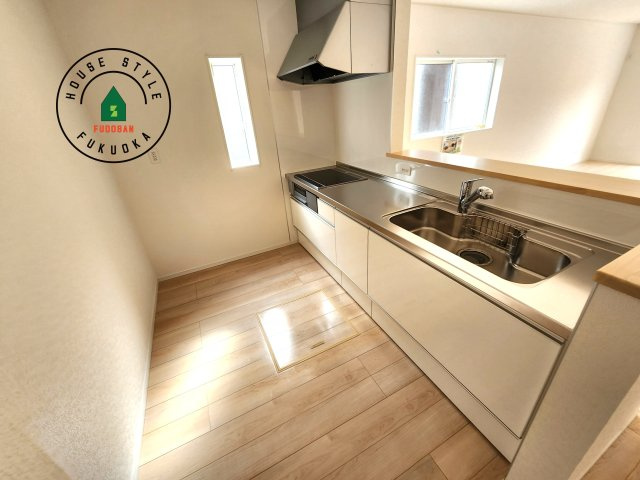 大野城市下大利3丁目第3-3棟（1号棟）のキッチン|カウンターキッチンなら、リビングで遊ぶ子供の様子を見ながら料理ができるので安心です。料理を運んでもらったり、子供にお手伝いしてもらいやすいのもいいですね。