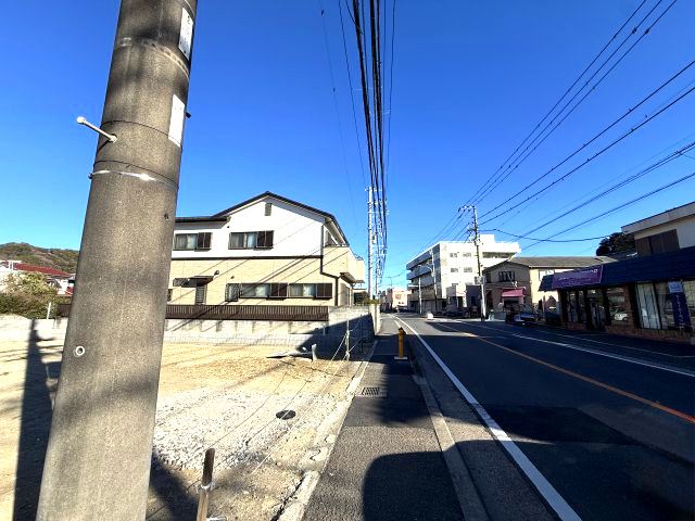 道路沿い　陽当良好　駅まで4分の前面道路含む現地写真|前面道路です