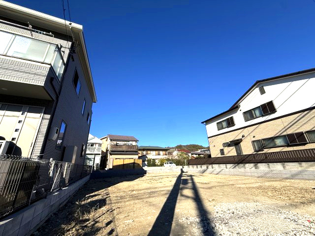 道路沿い　陽当良好　駅まで4分の外観|奥です