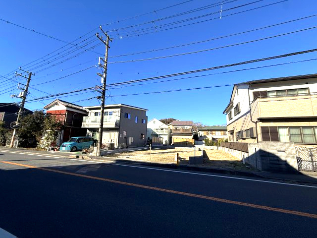 道路沿い　陽当良好　駅まで4分の前面道路含む現地写真|向かって右奥です