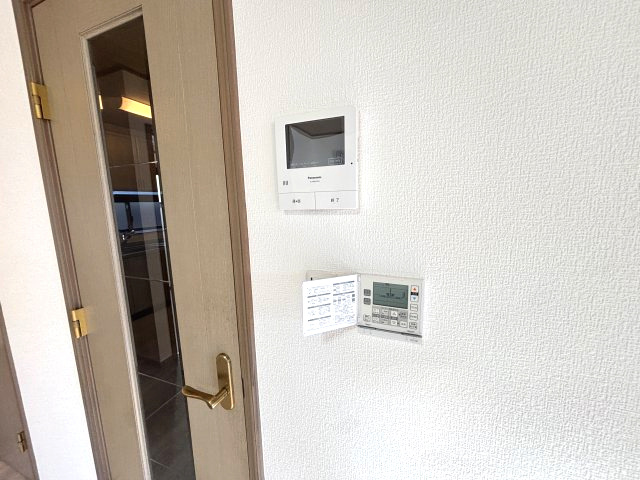 テレビモニター付きインターフォンと床暖房パネルです