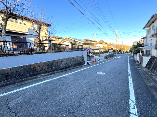 前面道路は広く、車通りも少なく静かな環境です