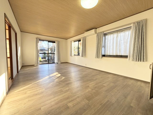 広々とした出窓の有る明るいリビングです。令和5年に床暖房を新規設置しており、冬でも暖かく過ごせます♪