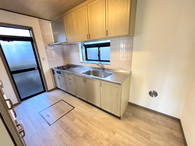 広めのスペースがあるキッチン　床下収納有り、ガスコンロとレンジフードは令和5年に交換