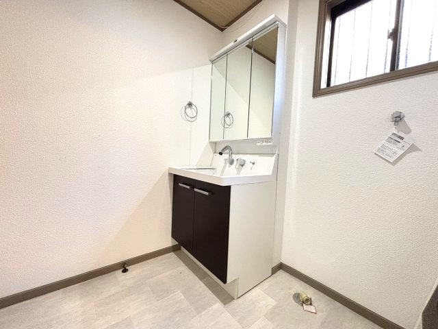 三面鏡タイプの独立洗面台　脱衣スペースも広めです