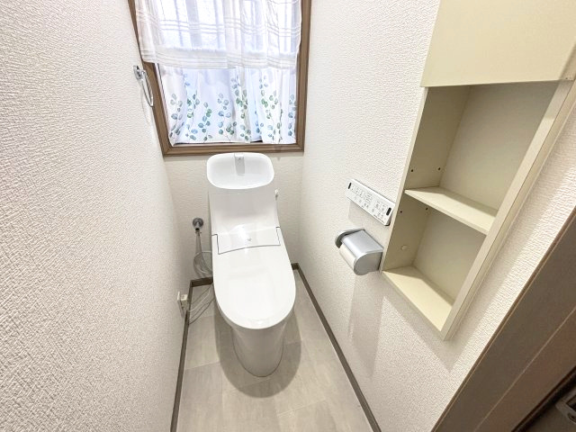 トイレは各階にございます　令和5年に新規交換済み