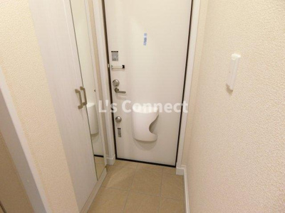 【玄関】 | ＦｏｌｕｎａⅡ | 背の高い下駄箱には鏡付きで身だしなみチェック。