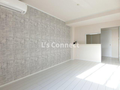 【居間・リビング】 | ＦｏｌｕｎａⅡ | ８．４帖のＬＤＫ。アクセントクロス仕様です。