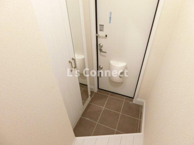 【玄関】 | ハッピーヒル | 背の高い下駄箱には鏡付きで身だしなみチェック。