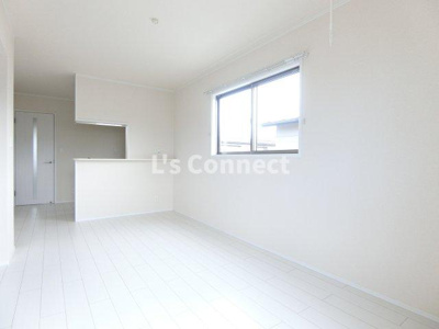 【居間・リビング】 | ハッピーヒル | 角部屋で２面に窓があります。