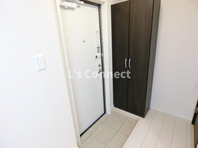 【玄関】 | 榮 | 背の高い下駄箱で靴も収納できます。