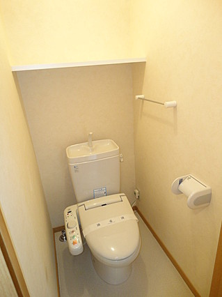 メゾンエトワールのトイレ|同物件の別号室のお部屋です。現況を優先とします。