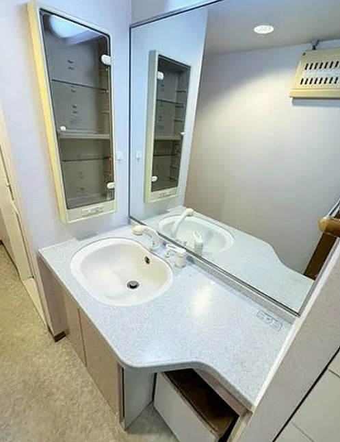 【中古マンション】サニーコート鶴ヶ島の独立洗面台|朝の身支度に欠かせない洗面台です！一面鏡