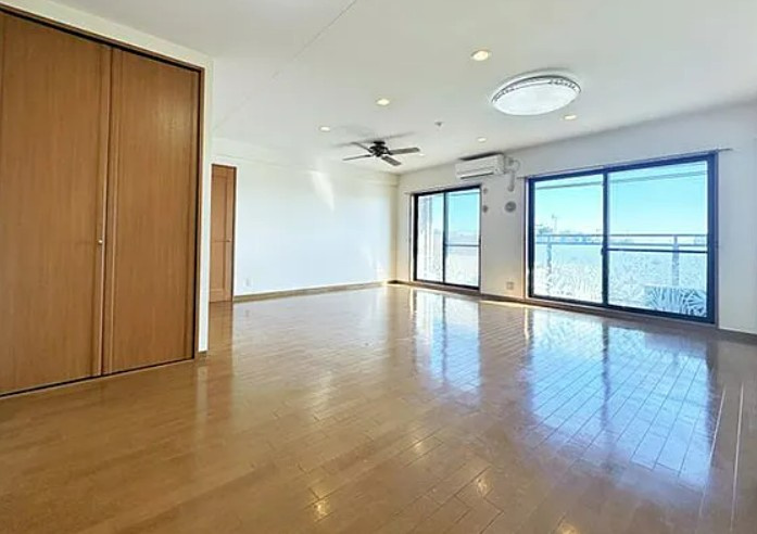 【中古マンション】サニーコート鶴ヶ島の居間・リビング|窓も大きく採光・採風しっかりとれています！