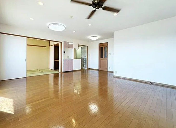 【中古マンション】サニーコート鶴ヶ島の居間・リビング|19.5帖の広々したLDK