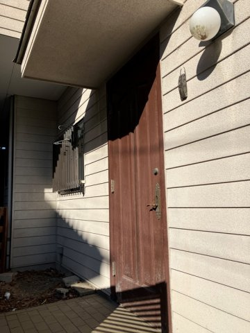 王禅寺東戸建のエントランス