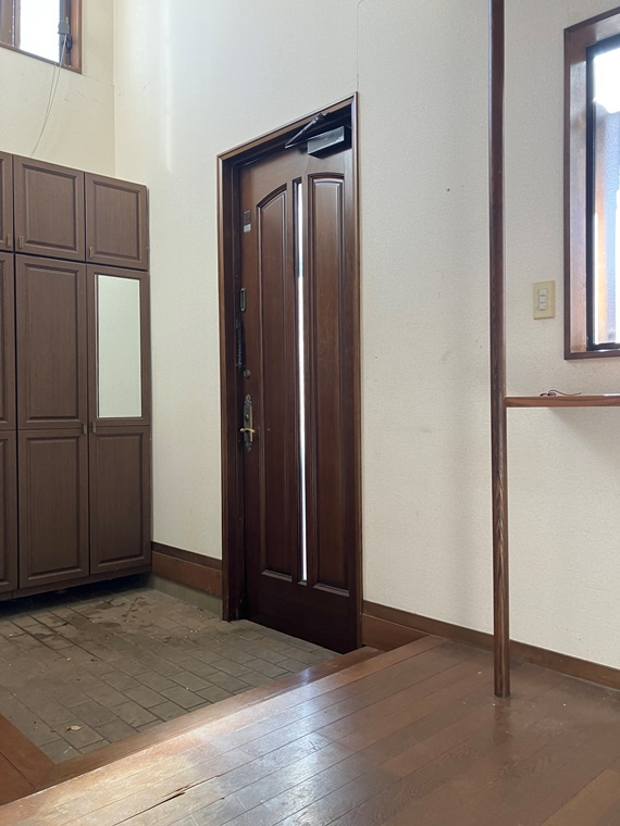 王禅寺東戸建の玄関