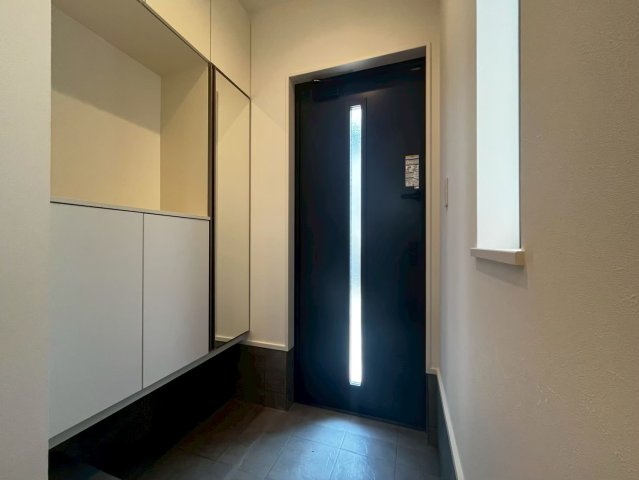 【ヴィレッタの杜】小松南町一丁目Ｂの玄関|収納もある玄関です