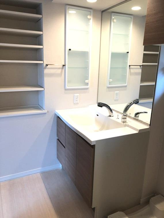 鈴木町戸建の洗面所