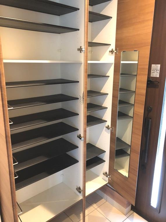 鈴木町戸建の玄関