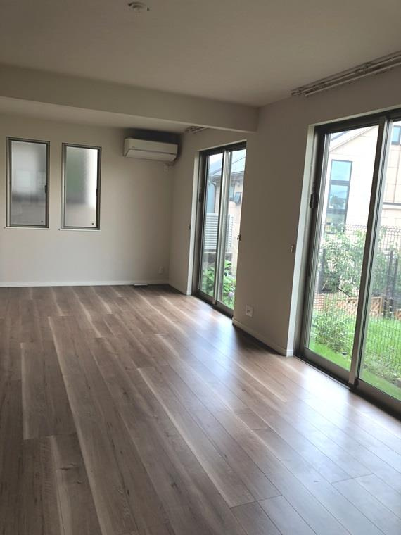 鈴木町戸建の居間・リビング