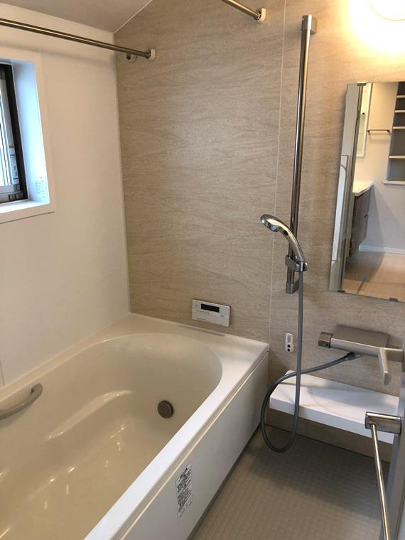 鈴木町戸建の浴室